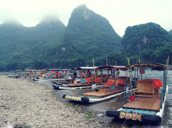 漓江遊覧船の船着き場 到着　漓江下りへ