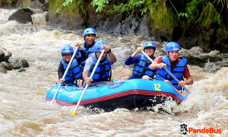 アユン川でラフティング開始（途中休憩を挟みます。）