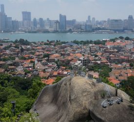 コロンス島と対岸の厦門の街並みを一望できる「日光岩」見学