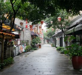 「嶺南天地」にて自由散策・郷土料理の昼食