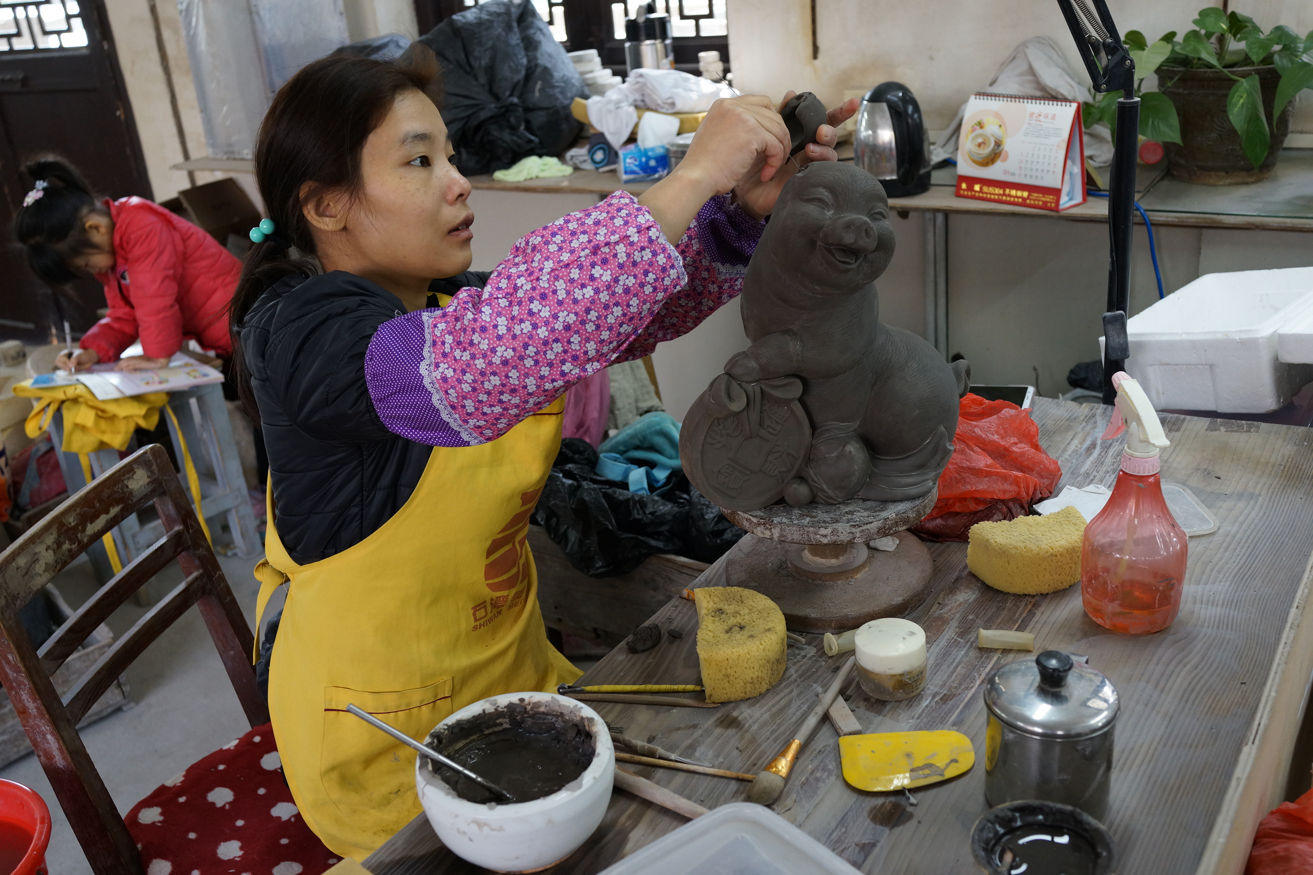 陶器会社「紅獅陶瓷」にて陶器製造工房を見学