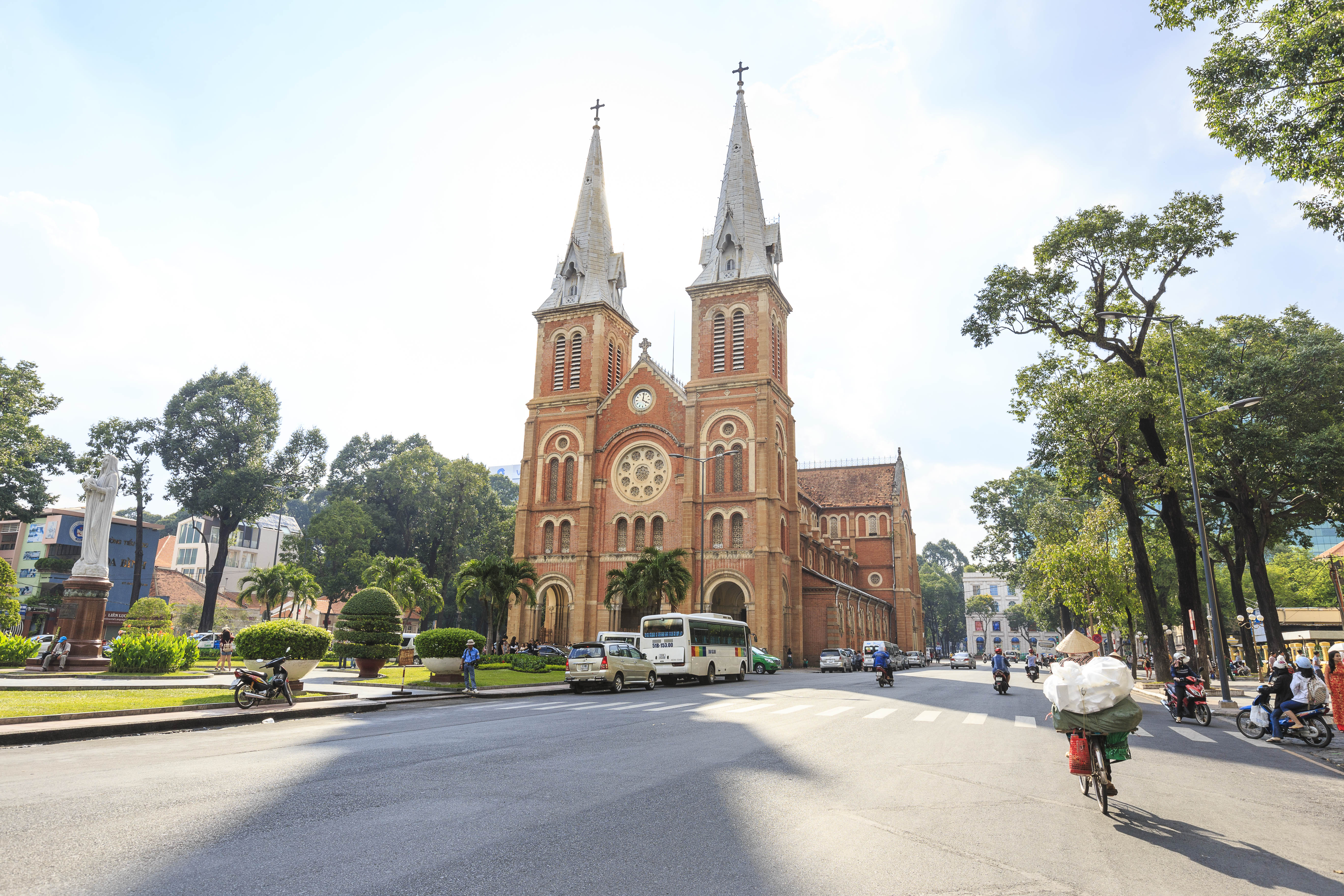 サイゴン大教会 ※現在工事中のため敷地内には入れません。