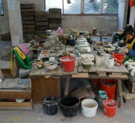 陶器会社「紅獅陶瓷」にて陶器製造工房を見学