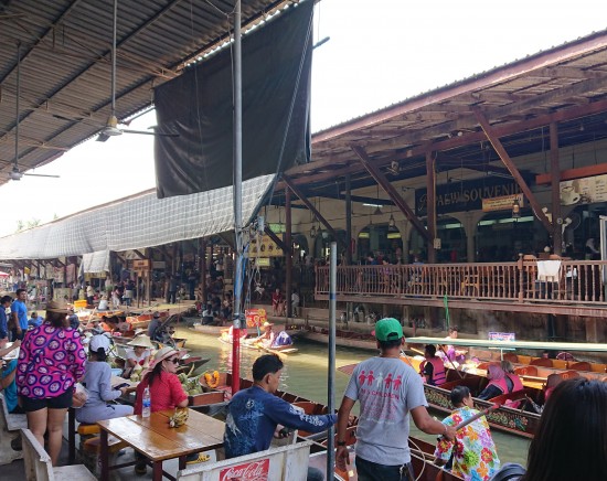 ダムヌンサドゥアック水上マーケット散策 ココナッツファームお立ち寄り + メークロン線路市場で列車乗車ツアー