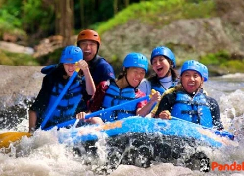 【バリ島】アユン川でラフティングとウルワツ寺院でサンセット・ケチャックダンス観賞＜昼食・シーフードBBQの夕食付き＞