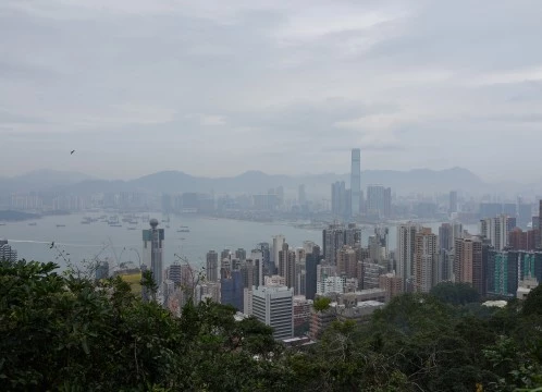 香港を代表する観光地 ビクトリアピークに登る、香港の自然と摩天楼を見下ろすハイキングツアー＜午後/高速鉄道/軽食付き/日本語ガイド＞
