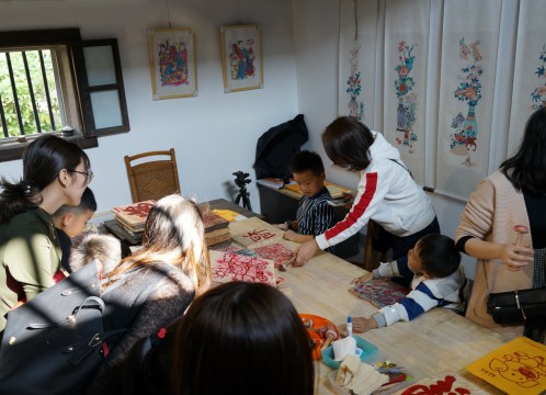 観澜版画村 版画教室に興じる家族連れ イメージ