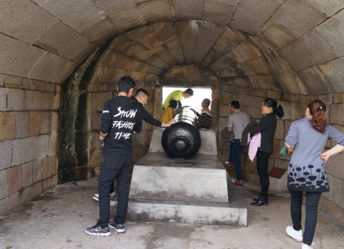 虎門威遠砲台 ～ 海に臨む当時の砲台がそのままの形で残されている