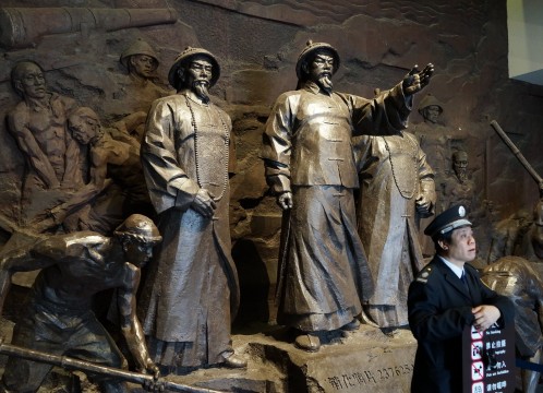 虎門アヘン戦争博物館（林則徐記念館） アヘン棄却を指示する林則徐の像