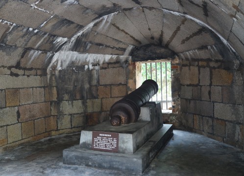 虎門 威遠砲台 海に向けた当時の砲台が展示されている
