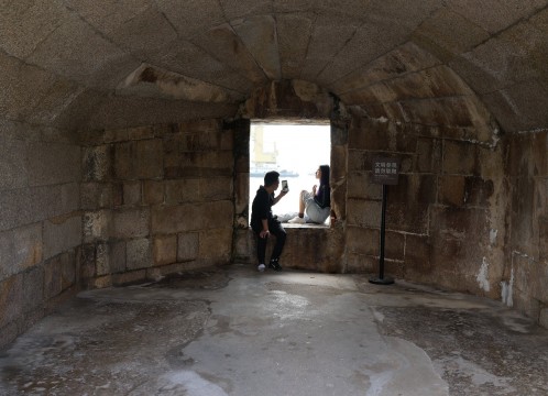 虎門 威遠砲台 ～ 砲台跡で海をバックに写真を撮り合う観光客