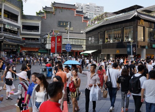 深セン 老街東門歩行街 ～ 昼前から夜にかけてたくさんの人が集まる