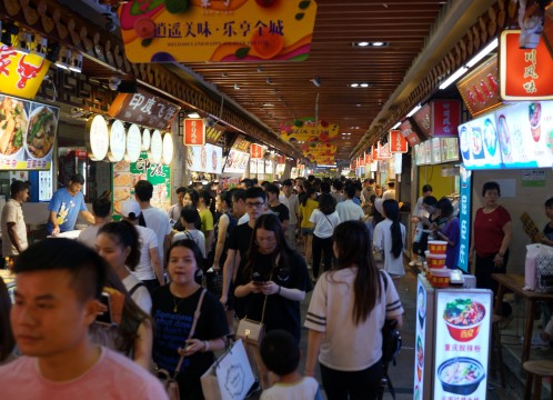 深セン 老街東門歩行街 ～ 昼前から夜にかけてたくさんの人が集まる