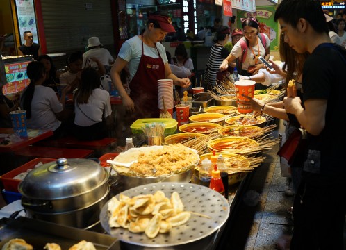 深セン 老街東門歩行街 ～ 昼前から夜にかけてたくさんの人が集まる