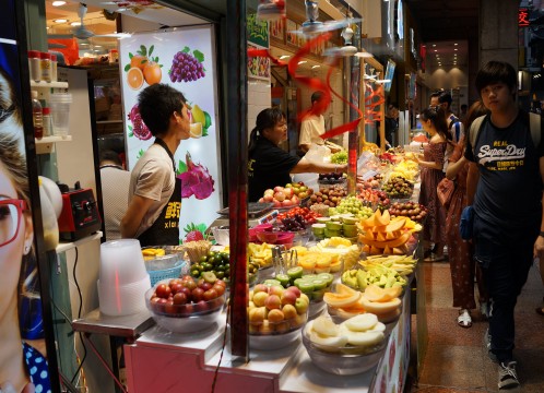 深セン 老街東門歩行街 ～ 昼前から夜にかけてたくさんの人が集まる