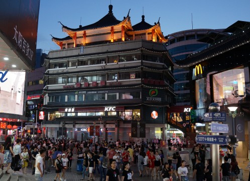 深セン 老街東門歩行街 ～ 昼前から夜にかけてたくさんの人が集まる