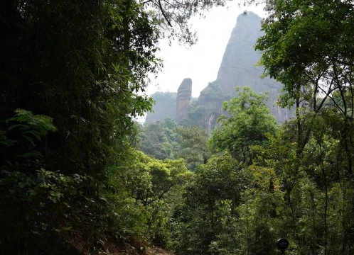 世界に誇る丹霞地形のオリジナル、世界自然遺産・丹霞山日帰りツアー＜終日/高速鉄道/昼食付き/日本語ガイド＞