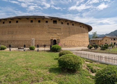 フォトジェニックな巨大集合住宅、世界文化遺産・福建土楼日帰りツアー ＜終日/高速鉄道/昼食付き/日本語ガイド＞