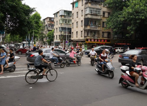 潮州 信号のない交差点 ～ バイクやシクロや車が行き交う