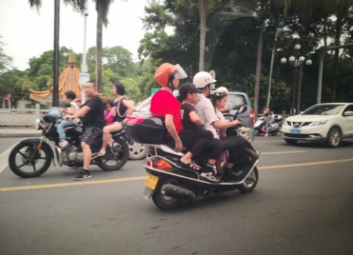 潮州 街のイメージ ～ バイクはヘルメット無しや3~4人乗りはあたりまえ