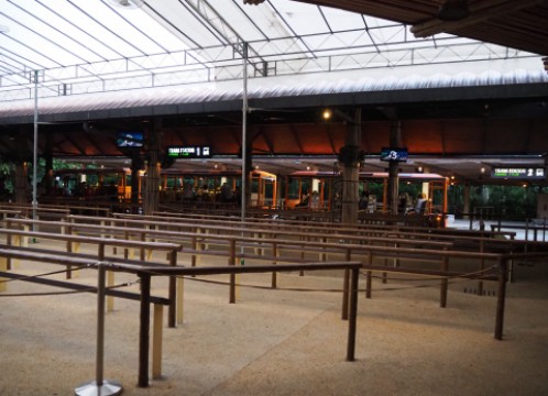 英語トラム並ぶ場所