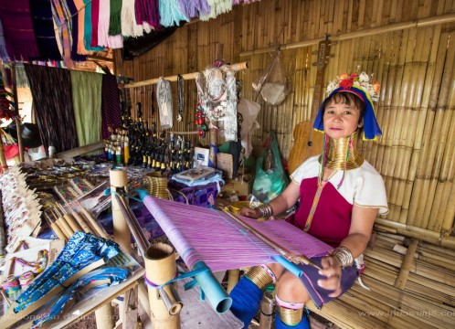 首長族の居住地見学