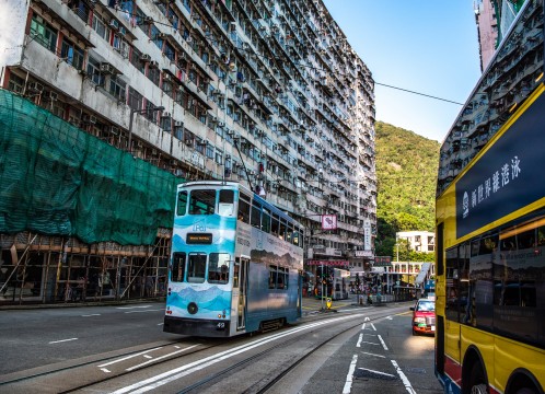 観光イメージ：香港島の街と2階建てトラム