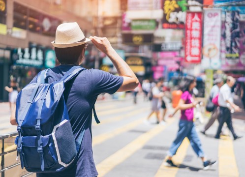 観光イメージ：街並みと旅行者