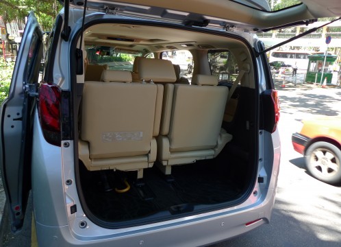 MPVタイプの車の後部荷物エリア イメージ